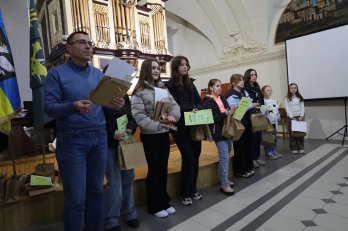 У Львові відкрили виставку дитячих малюнків для підтримки військових – 01