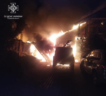Гасили майже 50 людей: поблизу Львова зайнявся двоповерховий будинок – 01