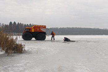 Львівські рятувальники показали, як допомогти людині, яка провалилася під лід – 03