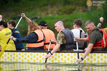 Для захисників з сім’ями провели сплав на байдарках на озері біля Львова – 05