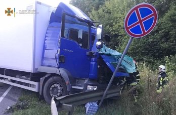 ДТП за участі двох вантажівок біля Львова: рятувальники діставали одного з водіїв спецзасобами – 03
