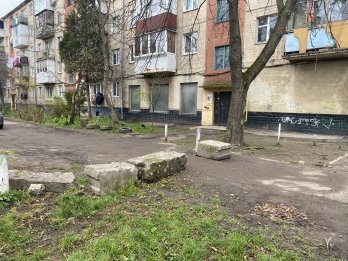 У Львові просять навести лад з деревами і бетонними блоками між будинками на проспекті Чорновола (фото) – 01
