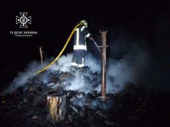 У Стрийському районі через пожежу в піднавісі з дровами ледь не згоріли 4 житлові будинки – 01
