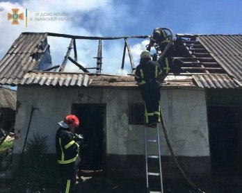 У Львівському районі горіла господарська будівля (Фото) – 01