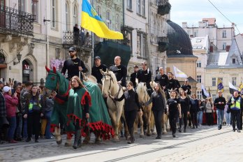 Ветеран з ампутацією рук і ніг підняв прапор до 770-річчя Львова – 04