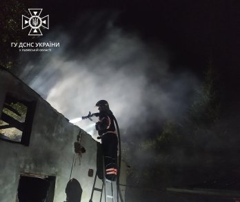 Пожежа у Винниках: вогнеборці поспішали рятувати дві будівлі від знищення вогнем (фото) – 01