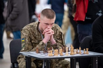 У Львові діти та військові зіграли проти зірок шахів в благодійному турнірі для ЗСУ – 02