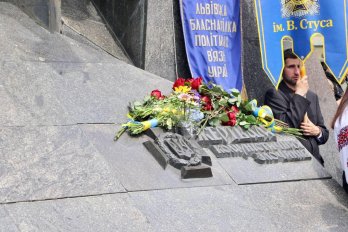 Памʼятник на площі Шашкевича