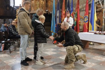 Родинам загиблих воїнів 24-ї бригади у Львові вручили ордени “Хрест Героя”