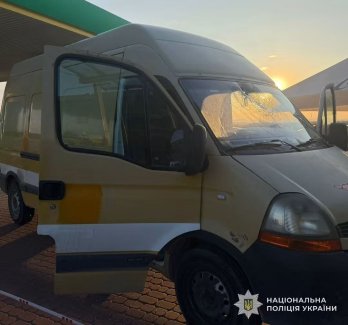 На трасі біля Львова деталь від фури пробила лобове скло авто: травмована дитина – 02