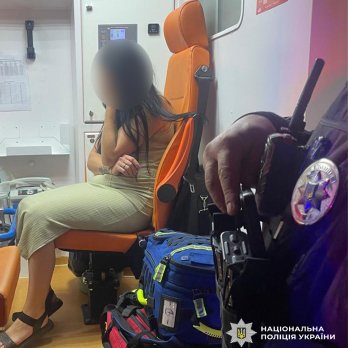 Поліцейські Львівщини стягнули з мосту матір чотирьох дітей, яка намагалася стрибнути – 01