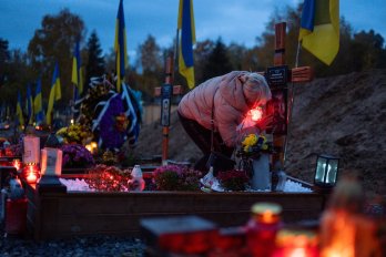 Львів’яни одночасно запалили лампадки на полях Почесних поховань воїнів – 05