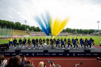Моменти з тренування та зустрічі з уболіальниками збірної
