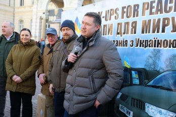 Іноземні волонтери у Львові передали 35 пікапів для ЗСУ – 07