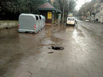 У центрі Львова на хіднику проламався каналізаційний люк (фото) – 02