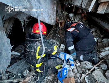 Росіяни завдали удару балістичною ракетою по житловому будинку в Кривому Розі – 02