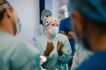 Французькі хірурги безкоштовно оперували цивільних та військових у Львові – 08