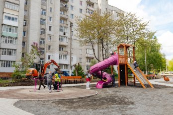 У Стебнику на Львівщині відкрили інклюзивний дитячий майданчик для переселенців – 01