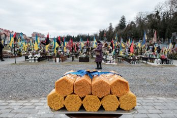 На Стрітення у Львові запалили свічки на могилах загиблих воїнів