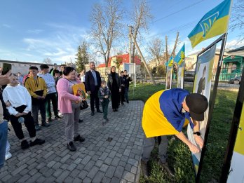 Повернувшись з полону військовий з Львівщини зняв банер зі своїм портретом з “Алеї надії” – 01