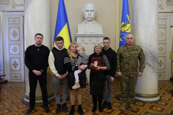 Родинам загиблих нацгвардійців зі Львівщини вручили ордени та медалі – 13