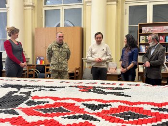 Військовий ЗСУ презентував у Львові панно із Шевченком із 15 200 пластикових кришок – 02