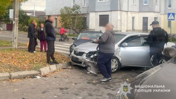 У Шептицькому зіткнулися чотири автомобілі: постраждали двоє дітей та чоловік – 03