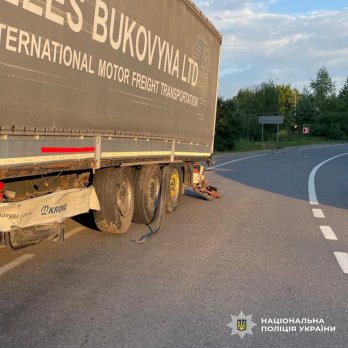 На Львівщині Mercedes зіткнувся з вантажівкою: постраждало троє дітей – 01