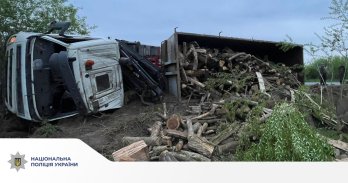 На Яворівщині вантажівка перевернулася в кювет: постраждав пасажир