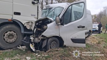 На Золочівщині мікроавтобус зіткнувся з вантажівкою: троє травмованих – 02
