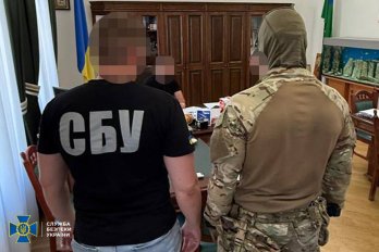 Інспектора Львівської митниці затримали “на гарячому” під час одержання хабаря  – 02
