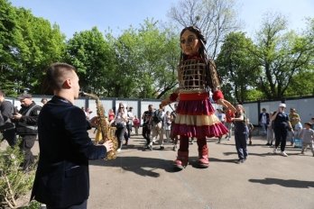 До Львова привезли майже 4-метрову ляльку, аби розважити переселених через війну дітей – 03