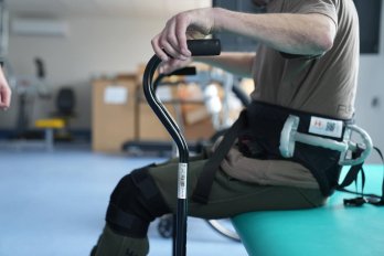 Львівські лікарі допомогли знову почати ходити чоловіку з пошкодженням спинного мозку