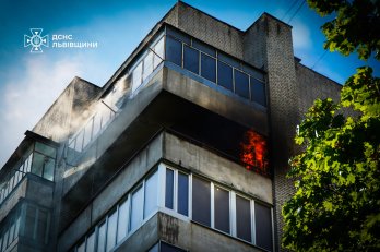 У Львові горіла квартира в багатоповерхівці: рятувальники евакуювали мешканців – 05