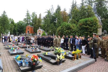 З нагоди Дня Незалежності у Львові вшанували памʼять полеглих захисників – 03