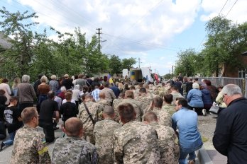 У Миколаєві на Львівщині громада на колінах зустріла труну з тілом молодого офіцера – 01