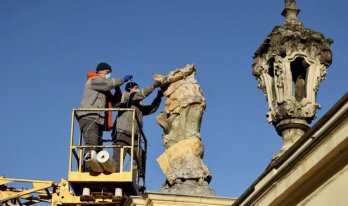 Лишайник на скульптурах: у Львові перевірили фігури на соборі Святого Юра – 01