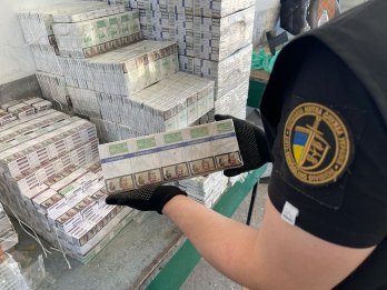 У «Шегинях» житомирянин віз до Польщі майже 130 тисяч пачок сигарет у днищі авто – 03