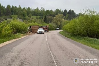 На Яворівщині вантажівка перевернулася в кювет: постраждав пасажир