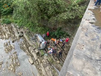 На Закарпатті авто із сім'єю впало з моста в річку (фото) – 03