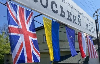 Ресторан в центрі Борислава прикрасили прапорами союзників України – 03