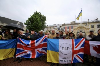 Іноземні волонтери доставили на Львівщину ще 46 позашляховиків для українських військових – 02