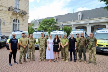 У Львові передали спецтранспорт для військових медиків на фронт