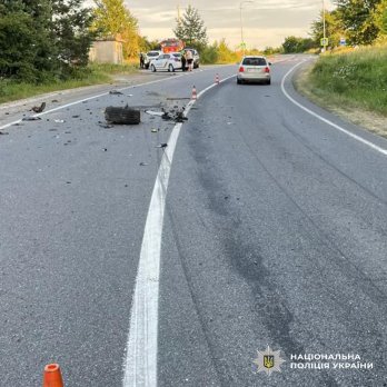 На Львівщині Mercedes зіткнувся з вантажівкою: постраждало троє дітей – 02