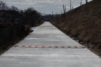 Чорнова бетонна дорога, яку забудовник вже облаштував в районі Під Голоско