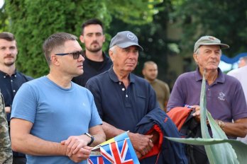 Британські благодійники на Львівщині передали українським військовим 20 позашляховиків – 09