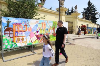 У Львові на площі перед собором відкрили постійну експозицію мальованих янголів