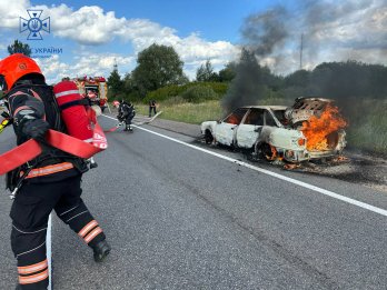 Біля Львова під час руху загорівся автомобіль – 01