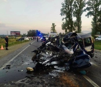 У ДТП на Прикарпатті зіткнулися рейсовий автобус та автомобіль: 16 травмованих, 1 загиблий – 05