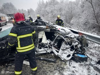 На Закарпатті в ДТП з автобусом "Хуст-Львів" загинула 22-річна водійка – 01